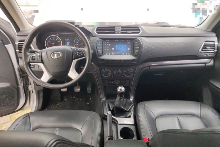 Used Great Wall Wingle 5 2017 2.4L European Version Gasoline Two-Wheel Drive Entry-Level Small Double-Cab 4G69S4N Center Console