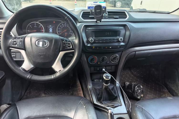 Used Great Wall Wingle 5 2017 2.0T European-Style Diesel 4x4 Ambition Version with Extended Double Cab – GW4D20E Center Console