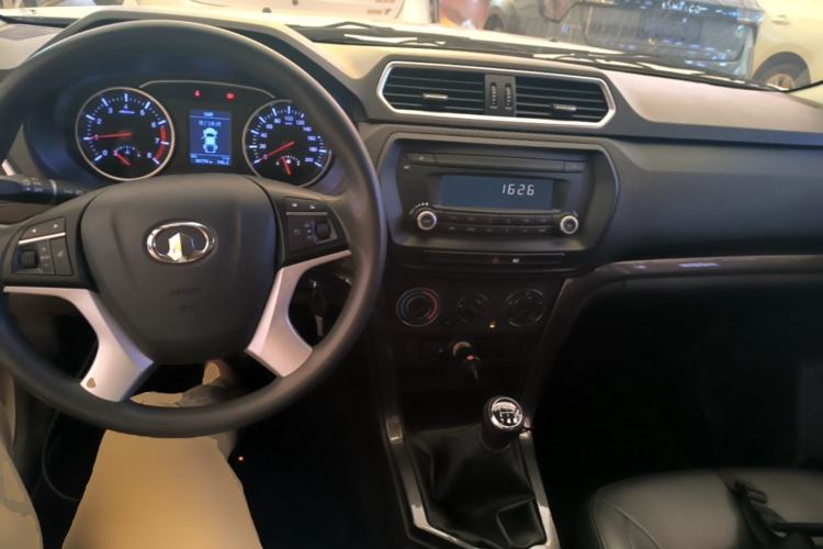 Used Great Wall Wingle 5 2017 2.4L European Version Gasoline Two-Wheel Drive Entry-Level Big Double Cab 4G69S4N Center Console