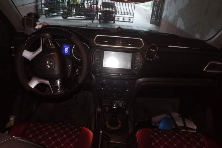 Used Great Wall Wingle 5 2017 2.0T European-Style Diesel Two-Wheel-Drive Elite Version with Large Double Cab – GW4D20B Center Console