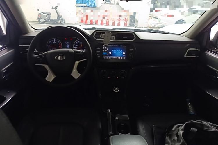 Used Great Wall Wingle 5 2017 2.0T European-Style Diesel Two-Wheel-Drive Elite Version with Large Double Cab – GW4D20B Center Console