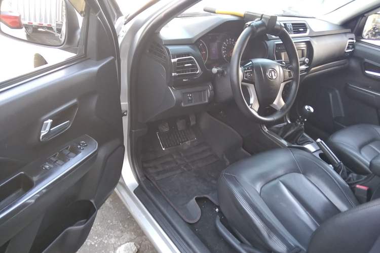 Used Great Wall Wingle 5 2017 2.0T European-spec Diesel Two-Wheel-Drive Entry-Level Big Double-Cab GW4D20D Driver Seat