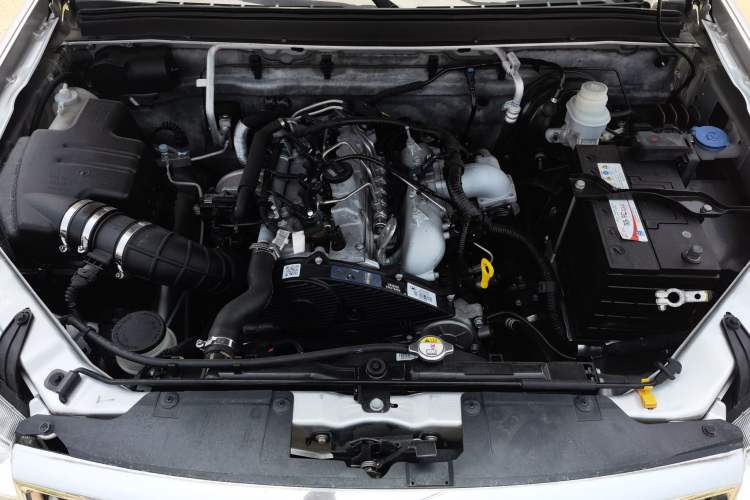Used Great Wall Wingle 5 2017 2.0T European Version Diesel Two-Wheel Drive Advanced Large Double-Cab GW4D20E Engine Bay