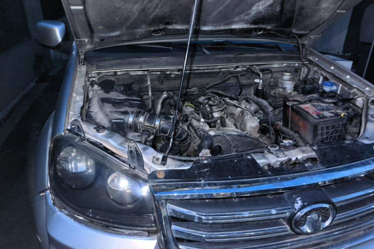 Used Great Wall Wingle 5 2017 2.0T European-Style Diesel 4x4 Ambition Version with Extended Double Cab – GW4D20E Engine Bay Right