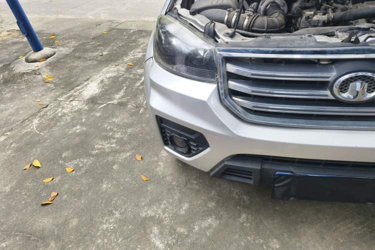 Used Great Wall Wingle 5 2017 2.8T European Version Diesel Two-Wheel Drive Elite Large Double-Cab GW2.8TC Engine Bay Right