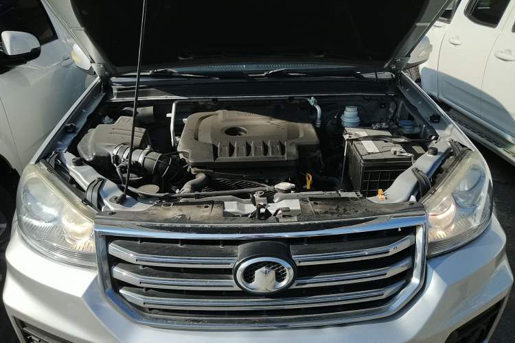 Used Great Wall Wingle 5 2017 2.0T European-spec Diesel Two-Wheel-Drive Entry-Level Big Double-Cab GW4D20D Engine Bay