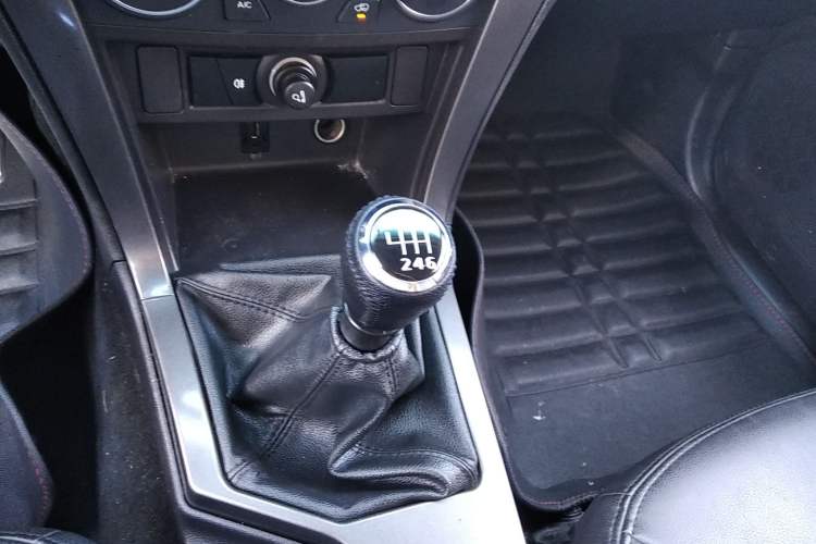 Used Great Wall Wingle 5 2017 2.0T European-spec Diesel Two-Wheel-Drive Entry-Level Big Double-Cab GW4D20D Gear Lever