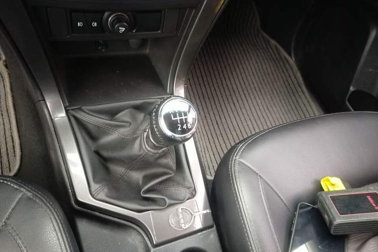 Used Great Wall Wingle 5 2017 2.0T European-Style Diesel Two-Wheel-Drive Elite Version with Large Double Cab – GW4D20B Gear Lever
