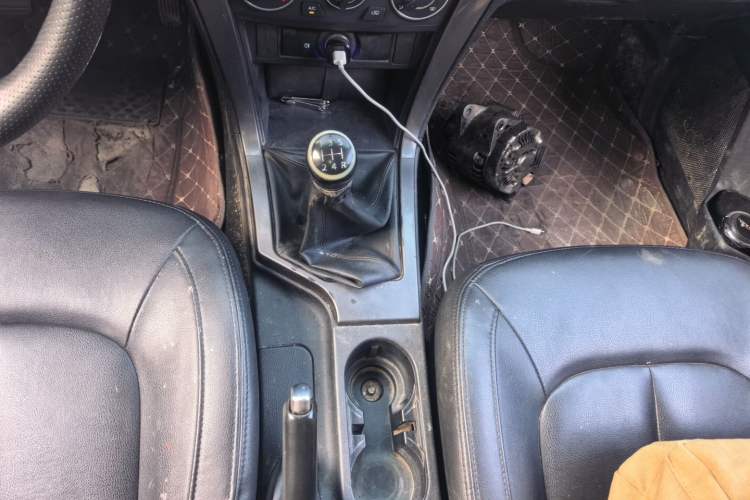Used Great Wall Wingle 5 2017 2.0T European-Style Diesel 4x4 Ambition Version with Extended Double Cab – GW4D20E Gear Lever
