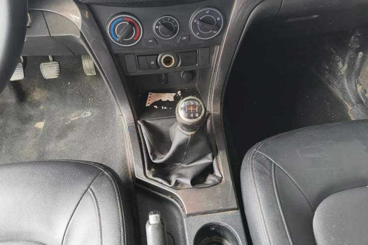 Used Great Wall Wingle 5 2017 2.0T European Version Diesel Two-Wheel Drive Advanced Large Double-Cab GW4D20E Gear Lever