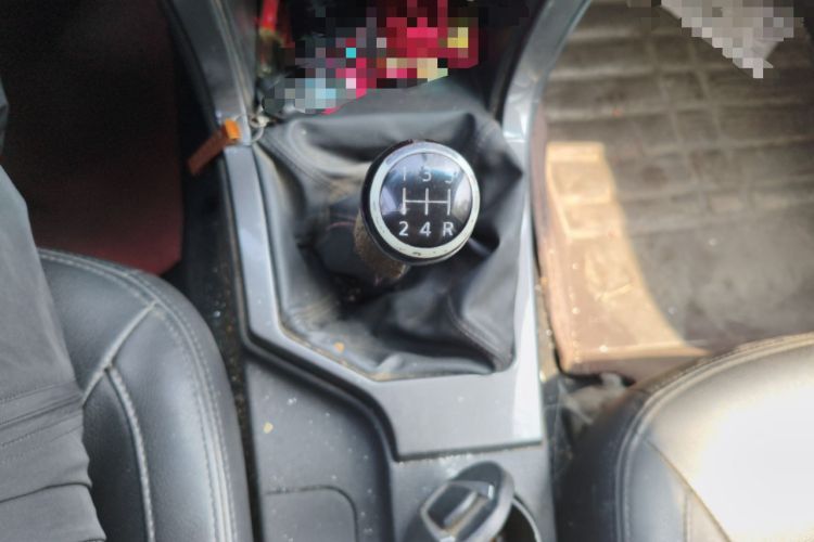 Used Great Wall Wingle 5 2017 2.0T European-Style Diesel 4x4 Ambition Version with Extended Double Cab – GW4D20E Gear Lever