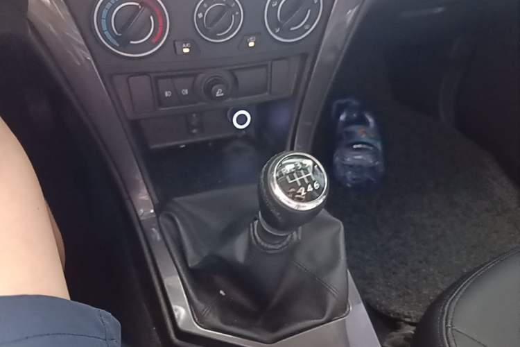 Used Great Wall Wingle 5 2017 2.0T European-Style Diesel Two-Wheel-Drive Elite Version with Large Double Cab – GW4D20B Gear Lever