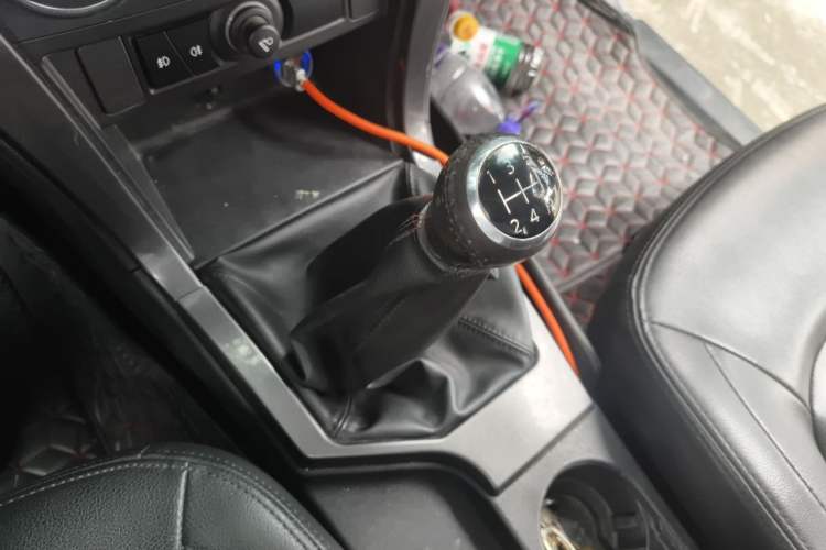 Used Great Wall Wingle 5 2017 2.8T European Version Diesel Two-Wheel Drive Elite Large Double-Cab GW2.8TC Gear Lever
