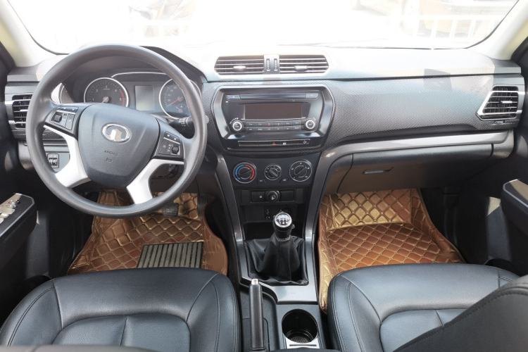 Used Great Wall Wingle 5 2017 2.0T European Version Diesel Two-Wheel Drive Advanced Large Double-Cab GW4D20E Interior 2