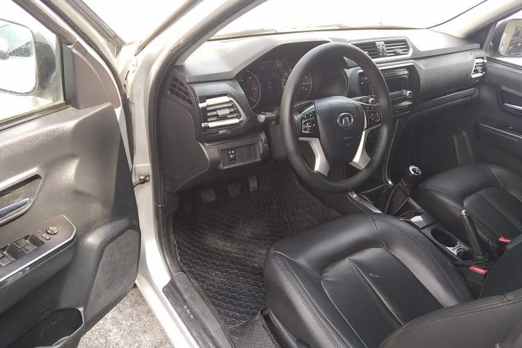 Used Great Wall Wingle 5 2017 2.0T European Version Diesel Two-Wheel Drive Advanced Large Double-Cab GW4D20E Interior 3