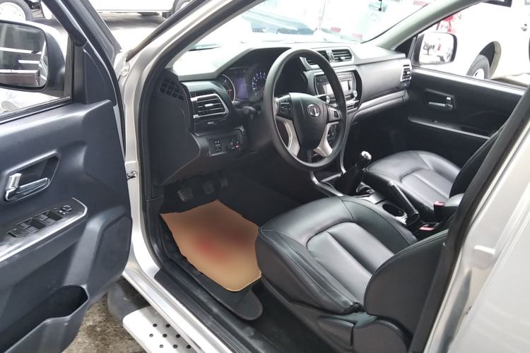 Used Great Wall Wingle 5 2017 2.0T European Version Diesel Two-Wheel Drive Advanced Large Double-Cab GW4D20E Interior 3