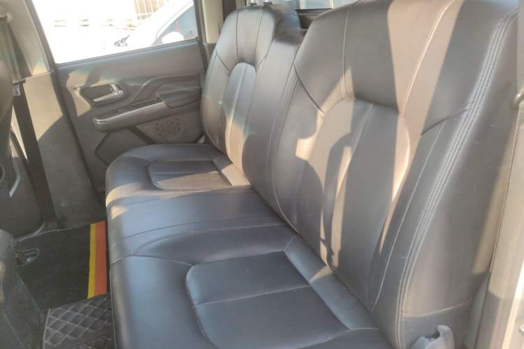 Used Great Wall Wingle 5 2017 2.0T European-spec Diesel Two-Wheel-Drive Entry-Level Big Double-Cab GW4D20D Interior 4
