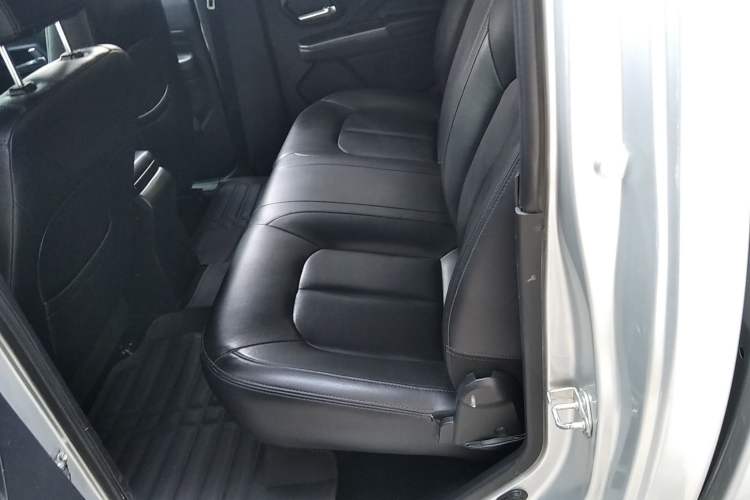 Used Great Wall Wingle 5 2017 2.0T European Version Diesel Two-Wheel Drive Advanced Large Double-Cab GW4D20E Interior 4