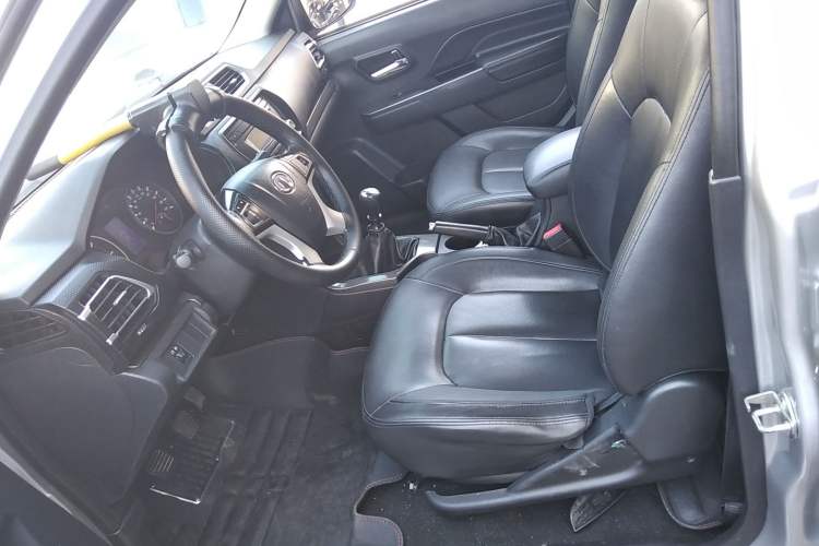 Used Great Wall Wingle 5 2017 2.0T European-spec Diesel Two-Wheel-Drive Entry-Level Big Double-Cab GW4D20D Left Front Seat