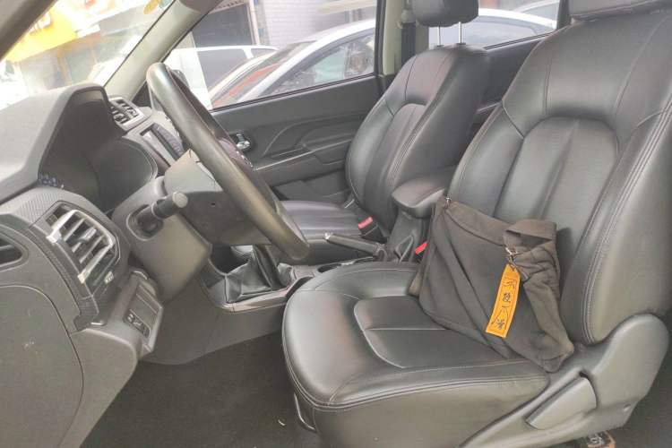 Used Great Wall Wingle 5 2017 2.4L European Version Gasoline Two-Wheel Drive Entry-Level Small Double-Cab 4G69S4N Left Front Seat