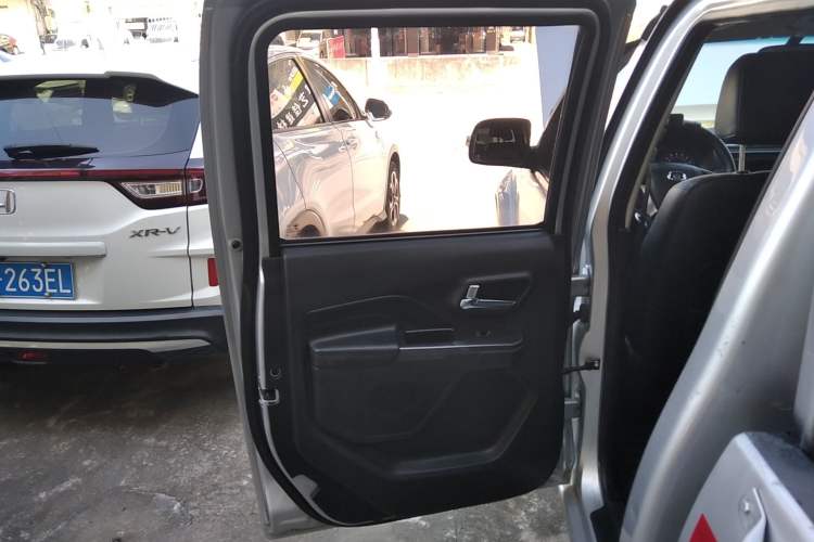 Used Great Wall Wingle 5 2017 2.0T European-spec Diesel Two-Wheel-Drive Entry-Level Big Double-Cab GW4D20D Left Rear Door Interior