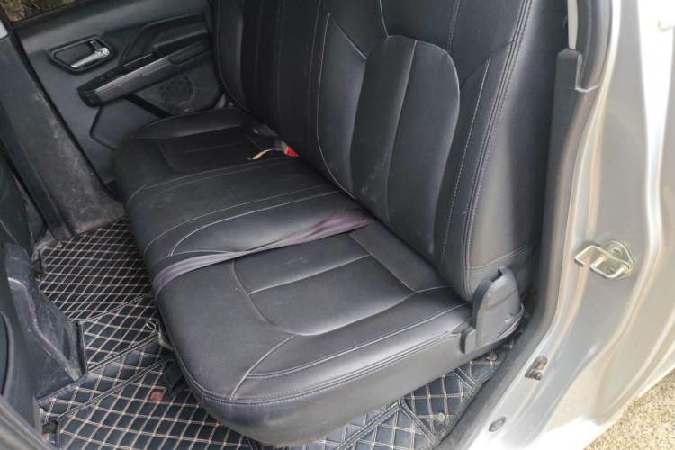 Used Great Wall Wingle 5 2017 2.0T European Version Diesel Two-Wheel Drive Advanced Large Double-Cab GW4D20E Left Rear Seat
