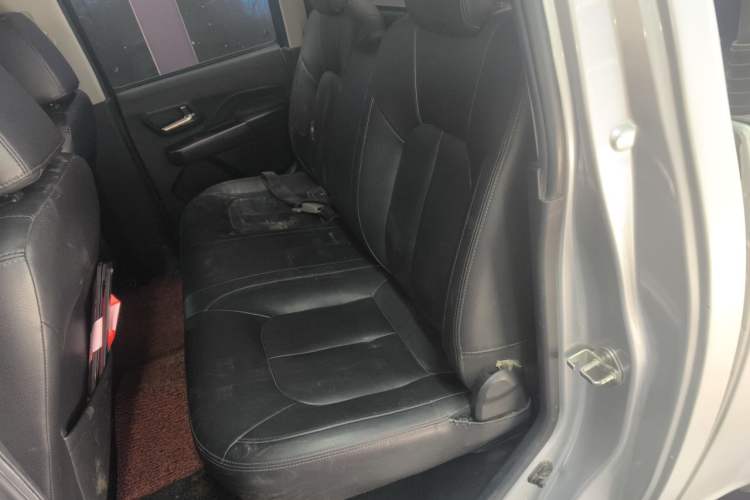 Used Great Wall Wingle 5 2017 2.4L European Version Gasoline Two-Wheel Drive Entry-Level Big Double Cab 4G69S4N Left Rear Seat