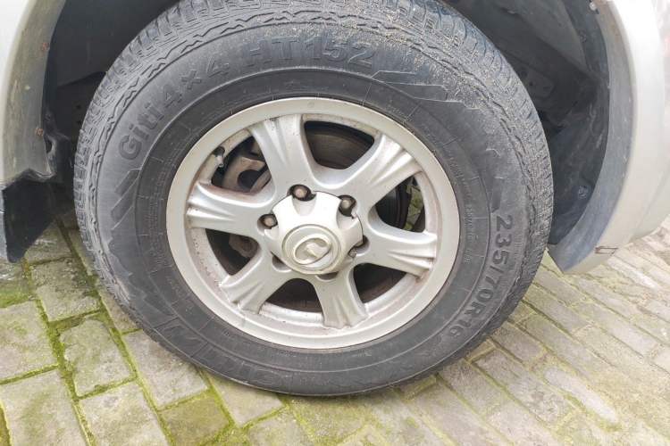 Used Great Wall Wingle 5 2017 2.4L European Version Gasoline Two-Wheel Drive Entry-Level Small Double-Cab 4G69S4N Right Front Wheel Hub