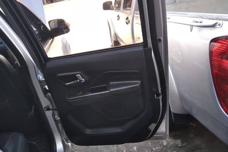 Used Great Wall Wingle 5 2017 2.0T European-spec Diesel Two-Wheel-Drive Entry-Level Big Double-Cab GW4D20D Right Rear Door Interior