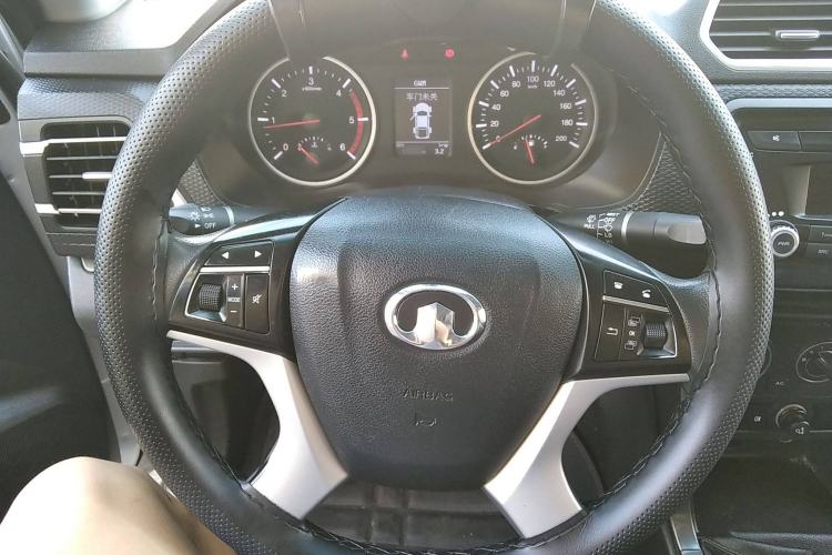 Used Great Wall Wingle 5 2017 2.0T European-spec Diesel Two-Wheel-Drive Entry-Level Big Double-Cab GW4D20D Steering Wheel