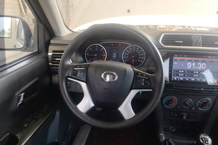 Used Great Wall Wingle 5 2017 2.0T European Version Diesel Two-Wheel Drive Advanced Large Double-Cab GW4D20E Steering Wheel