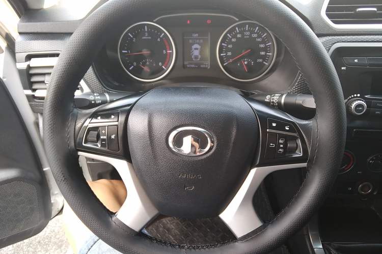 Used Great Wall Wingle 5 2017 2.0T European Version Diesel Two-Wheel Drive Advanced Large Double-Cab GW4D20E Steering Wheel