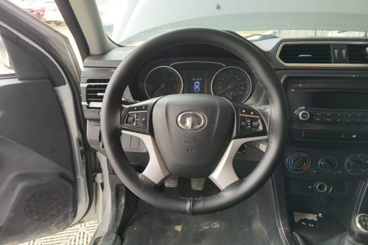 Used Great Wall Wingle 5 2017 2.0T European Version Diesel Two-Wheel Drive Advanced Large Double-Cab GW4D20E Steering Wheel