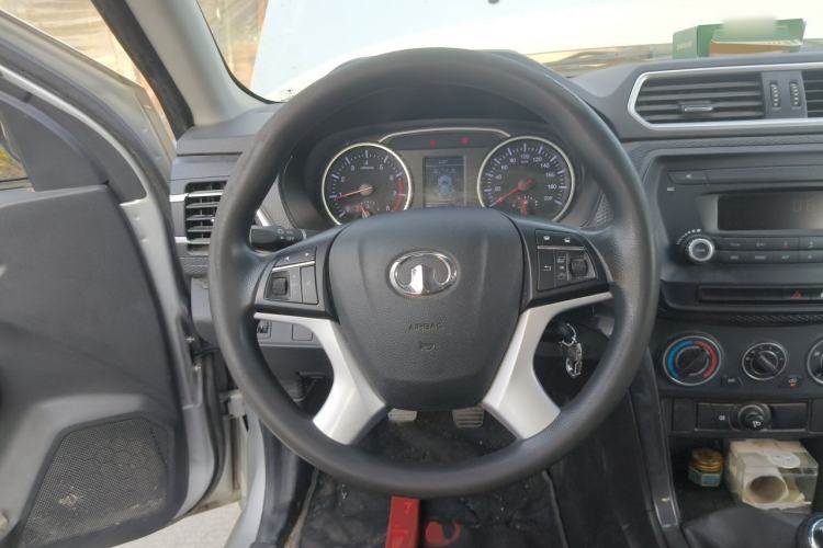 Used Great Wall Wingle 5 2017 2.4L European Version Gasoline Two-Wheel Drive Entry-Level Big Double Cab 4G69S4N Steering Wheel