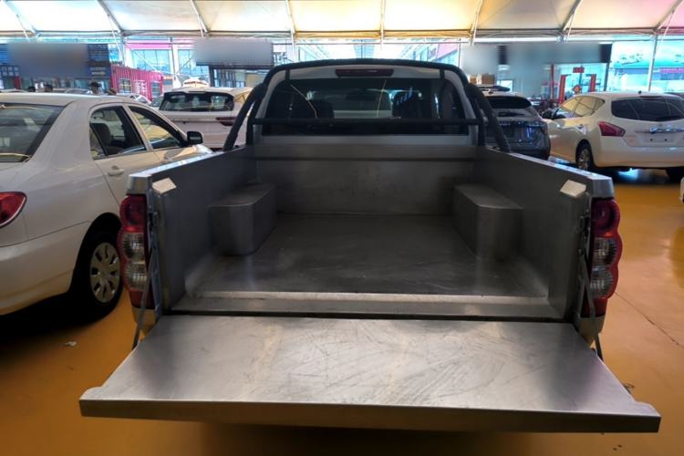 Used Great Wall Wingle 5 2017 2.4L European Version Gasoline Two-Wheel Drive Entry-Level Big Double Cab 4G69S4N Trunk