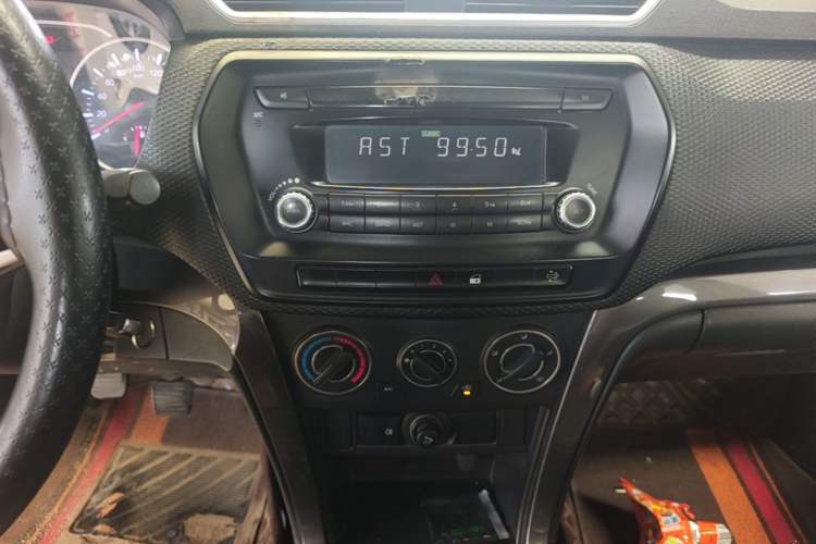Used Great Wall Wingle 5 2017 2.0T European Version Diesel Two-Wheel Drive Advanced Large Double-Cab GW4D20E Audio And AC Panel