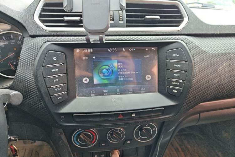 Used Great Wall Wingle 5 2017 2.0T European-Style Diesel Two-Wheel-Drive Elite Version with Large Double Cab – GW4D20B Audio And AC Panel