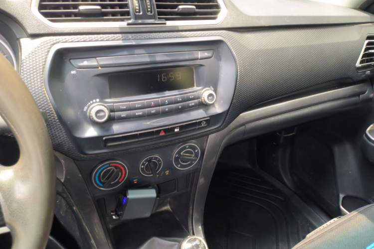 Used Great Wall Wingle 5 2017 2.0T European Version Diesel Two-Wheel Drive Advanced Large Double-Cab GW4D20E Audio And AC Panel