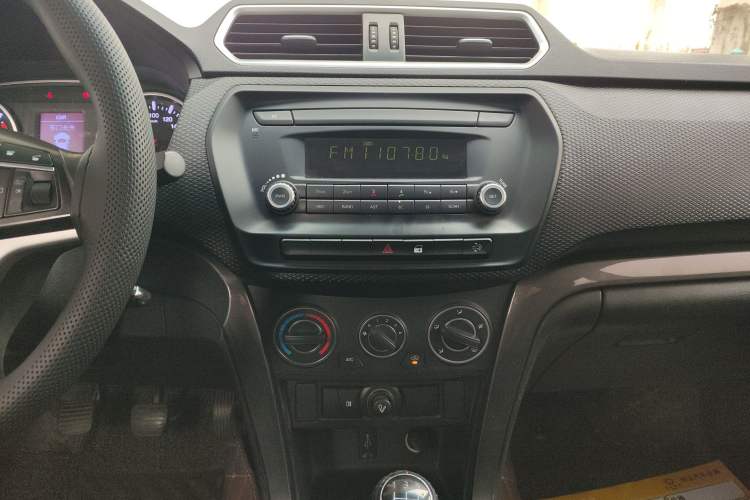 Used Great Wall Wingle 5 2017 2.0T European Version Diesel Two-Wheel Drive Advanced Large Double-Cab GW4D20E Audio And AC Panel