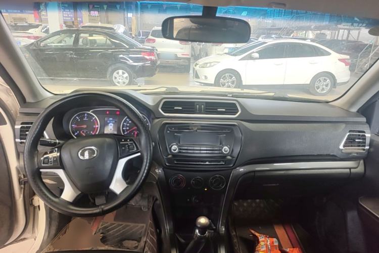 Used Great Wall Wingle 5 2017 2.0T European Version Diesel Two-Wheel Drive Advanced Large Double-Cab GW4D20E Center Console