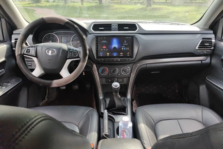 Used Great Wall Wingle 5 2017 2.0T European-Style Diesel 4x4 Ambition Version with Extended Double Cab – GW4D20E Center Console