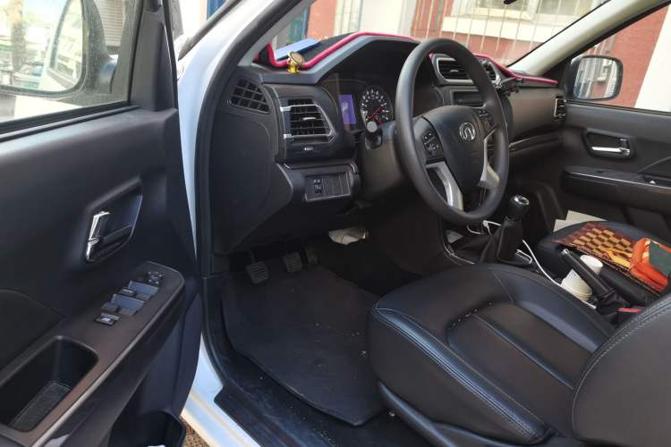 Used Great Wall Wingle 5 2017 2.4L European Version Gasoline Two-Wheel Drive Entry-Level Big Double Cab 4G69S4N Driver Seat