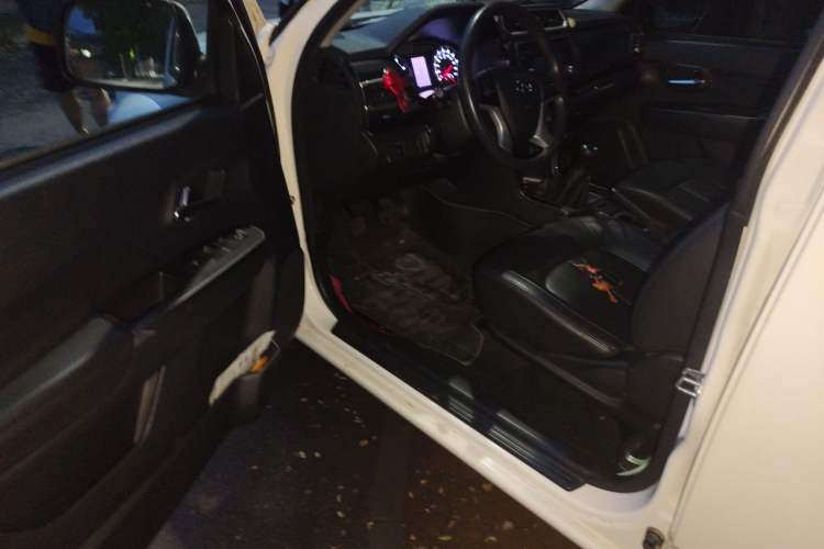 Used Great Wall Wingle 5 2017 2.4L European Version Gasoline Two-Wheel Drive Entry-Level Big Double Cab 4G69S4N Driver Seat