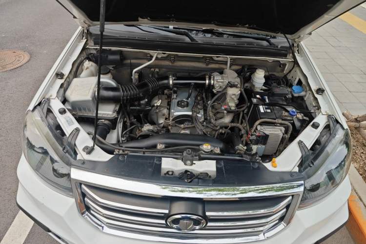 Used Great Wall Wingle 5 2017 2.4L European Version Gasoline Two-Wheel Drive Entry-Level Small Double-Cab 4G69S4N Engine Bay