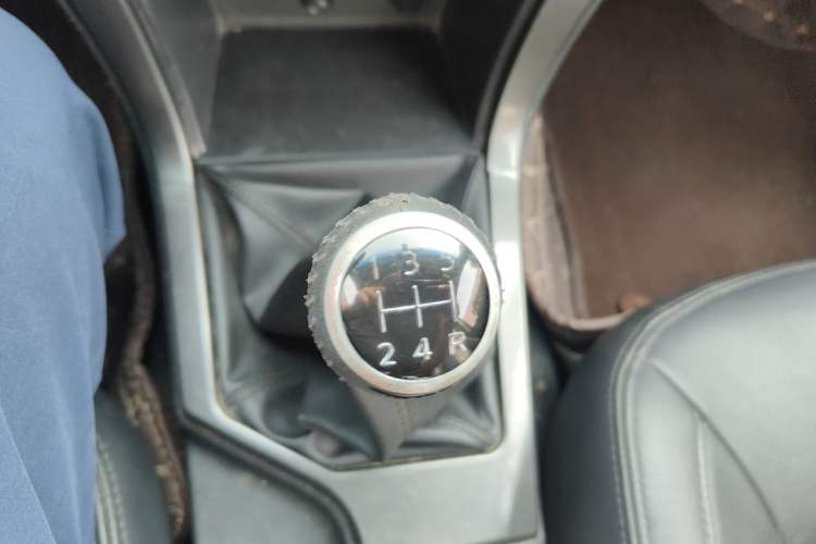 Used Great Wall Wingle 5 2017 2.0T European-Style Diesel 4x4 Ambition Version with Extended Double Cab – GW4D20E Gear Lever