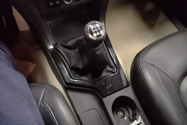 Used Great Wall Wingle 5 2017 2.4L European-spec Gasoline 2WD Elite Trim Small Double Cab – 4G69S4N Gear Lever