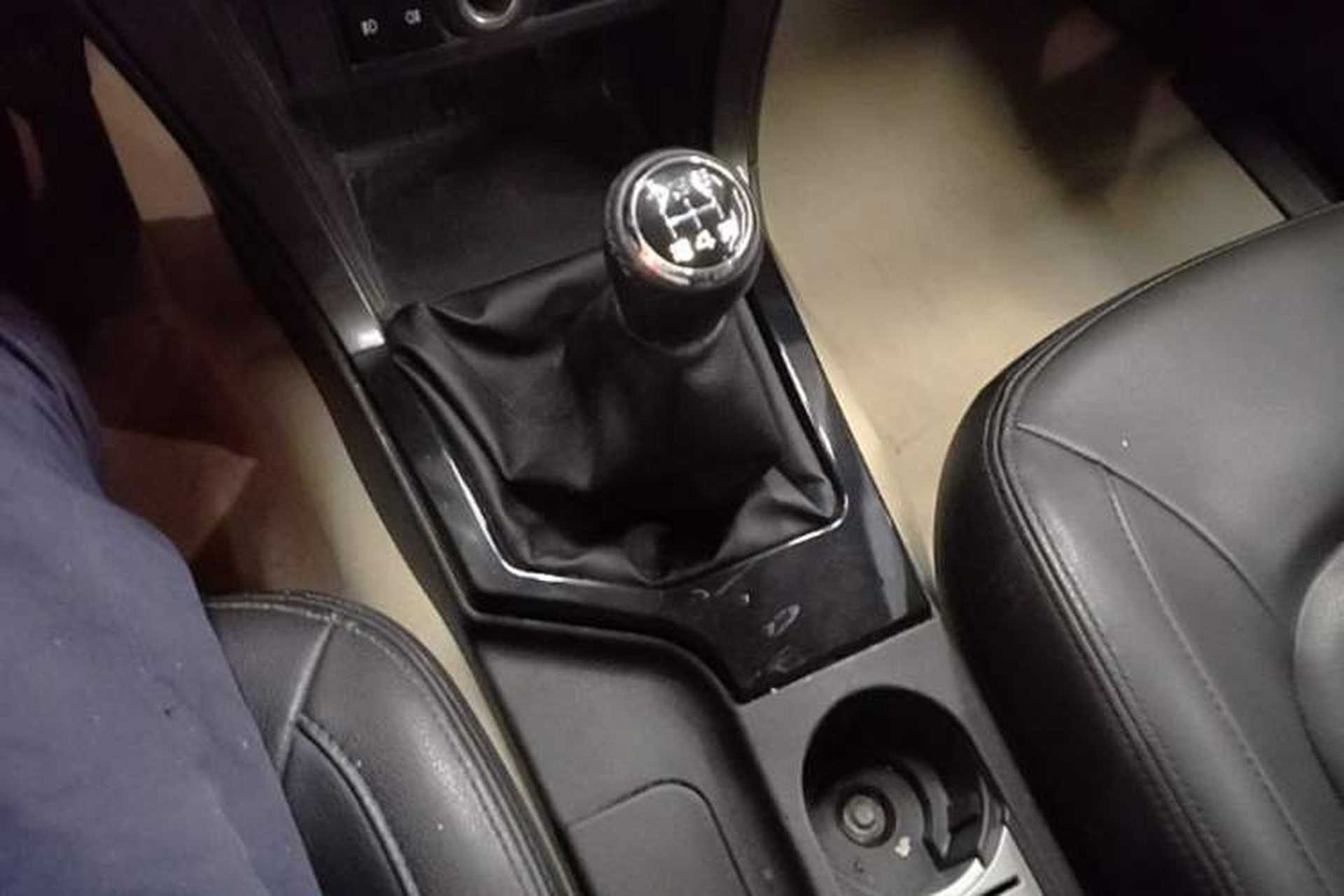 Used Great Wall Wingle 5 2017 2.4L European-spec Gasoline 2WD Elite Trim Small Double Cab – 4G69S4N Gear Lever