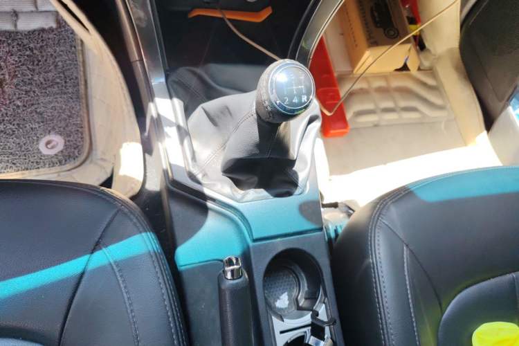 Used Great Wall Wingle 5 2017 2.4L European Version Gasoline Two-Wheel Drive Entry-Level Small Double-Cab 4G69S4N Gear Lever