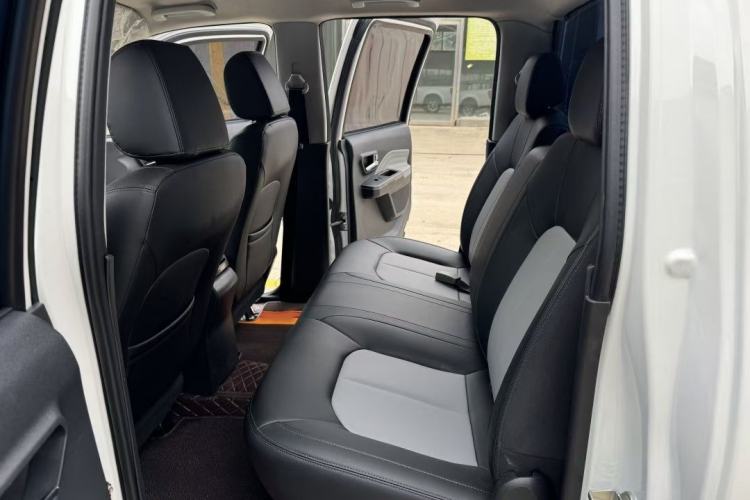 Used Great Wall Wingle 5 2017 2.0T European-spec Diesel Two-Wheel-Drive Entry-Level Big Double-Cab GW4D20D Interior 3