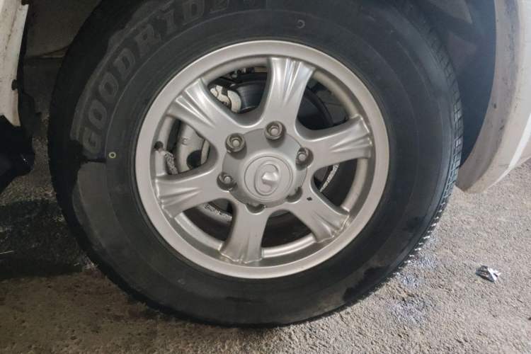 Used Great Wall Wingle 5 2017 2.4L European Version Gasoline Two-Wheel Drive Entry-Level Small Double-Cab 4G69S4N Right Front Wheel Hub